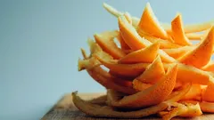 Why orange peels are hung on trees in winter: a tip known only to experienced gardeners