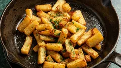 What to do when frying potatoes to prevent them from sticking to the pan: an effective life hack